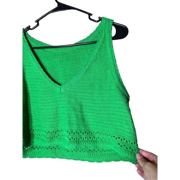 Women’s Green Crochet Sleeveless Crop Top - Picture 2 of 4